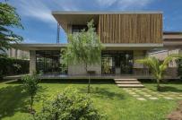 Nhà bê tông đúc sẵn tọa lạc trên thảm cỏ xanh mướt