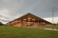 Trường học độc đáo làm bằng gỗ và gạch bùn ở Brazil