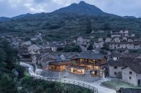 Chiêm ngưỡng khách sạn gỗ tọa lạc trong làng cổ Trung Quốc