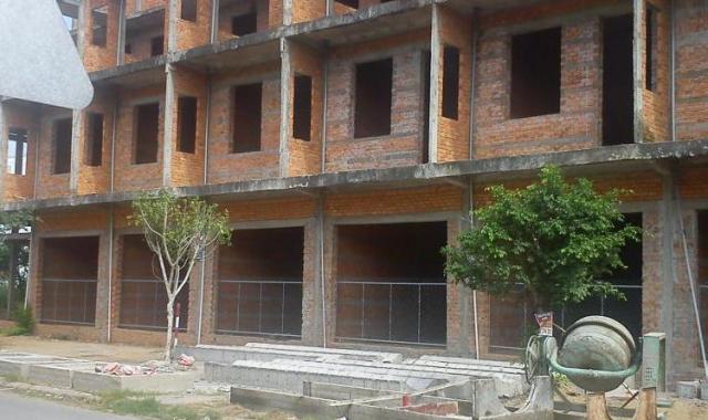 Bán nhà xây thô 1 trệt, 2 lầu tại ngã 5 xã Tân Thành
