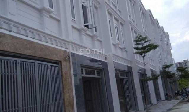 Bán nhà phố 1 trệt, 2 lầu hoàn thiện cơ bản, ngay vòng xoay Phú Hữu, Quận 9. Giá 2.89 tỷ