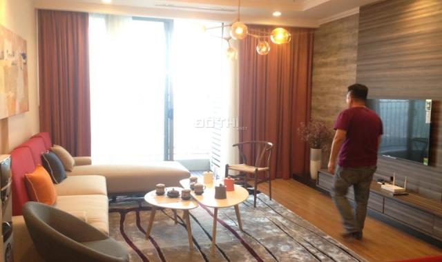 Cho thuê căn hộ Vinhomes Nguyễn Chí Thanh, tầng 18, căn góc 140m2, 3 phòng ngủ đủ đồ, LH 0973559296