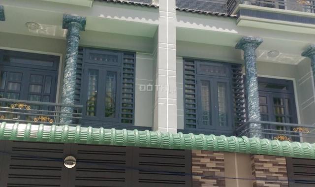 Nhà gần đường Hà Huy Giáp, Q12 đúc 3 tầng có sân để xe hơi 7 chỗ