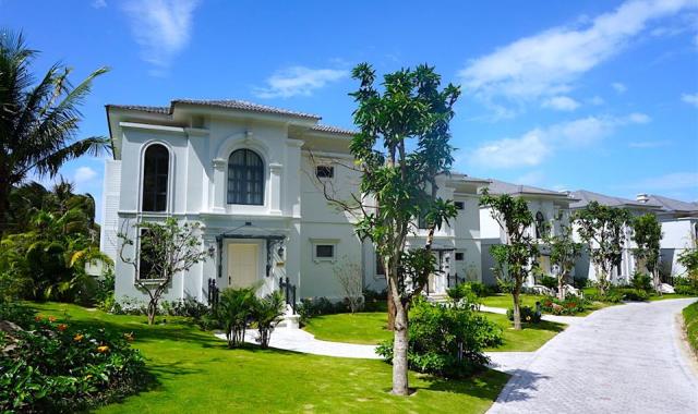 Kẹt tiền bán gấp biệt thự nghỉ dưỡng Phú Quốc, full nội thất, đang cho thuê 300tr/th, 0909763212