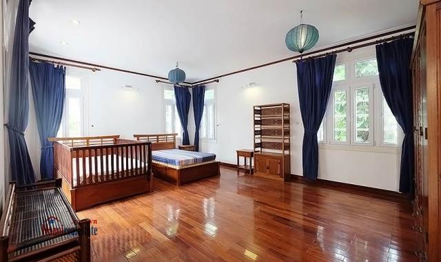 Biệt thự bán phố Tây Hồ, phường Quảng An, DT 212m2, MT rộng 13m, sân vườn đẹp, giá 40 tỷ