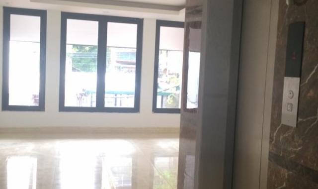 Bán nhà Đặng Văn Ngữ, ô tô đỗ cửa, có thang máy và garage trong nhà, DT 47m2, 7T