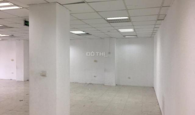 CC cho thuê gấp văn phòng 40m2 phố Nguyễn Du, Yết Kiêu, Q. Hoàn Kiếm, hầm để xe, sàn trải thảm