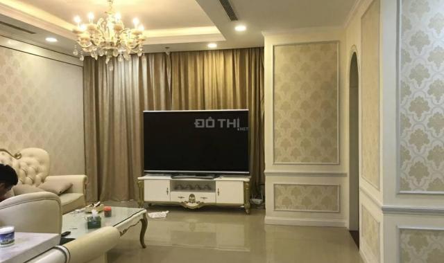 Cho thuê CH Royal City, tầng 18, 132m2, 3 phòng ngủ thoáng, đủ nội thất 20 tr/tháng. LH: 093438182