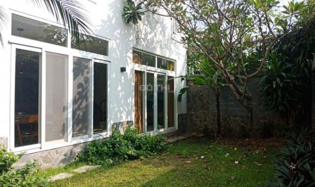 Cho thuê villa Thảo Điền, 1 trệt, 2 lầu, đủ nội thất có sân vườn nhỏ, giá 70.08 triệu/th