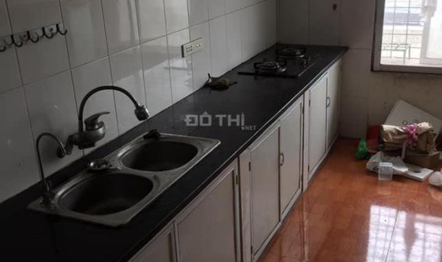 Cho thuê căn hộ tập thể giá rẻ 2 PN, 75m2 có điều hòa nóng lạnh 5 tr/tháng. LH: 0902065699