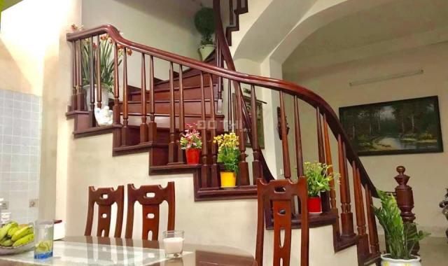 Bán gấp nhà Hoàng Hoa Thám, ô tô đỗ cửa, 32m2, 5 tầng, mặt tiền 3.9m, giá 3.1 tỷ