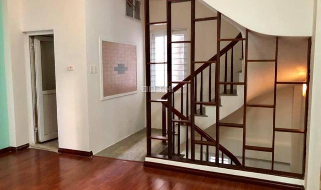 Bán nhà Nguyễn Khang DT 40m2, 5 tầng, giá kịch sàn 2.5 tỷ Đẹp, ở ngay, tặng nội thất