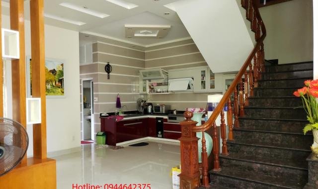 Cho thuê biệt thự sân vườn Ngô Gia Tự 150m2, giá 27 triệu/tháng. LH: 0944642375