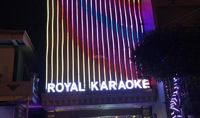 Bán nhà mặt phố Huế, hiện đang kinh doanh quán karaoke Royal 6 tầng, diện tích 212m2