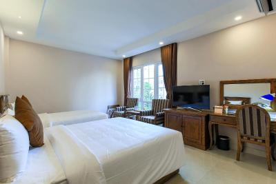 Cho thuê khách sạn mt Lê Thánh Tôn, Bến Thành, Q. 1, 8x25m, 7 lầu, 30 phòng