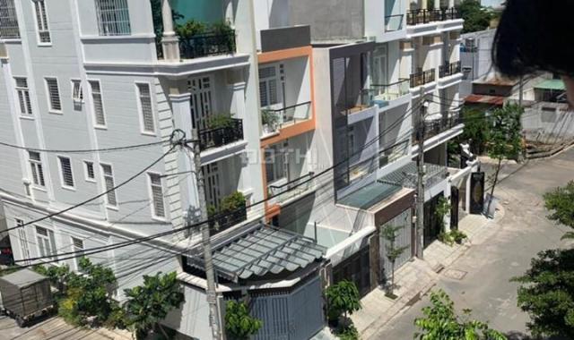 Gia đình tôi định cư qua Mỹ nên cần bán căn nhà 3 lầu nằm ngay đường 10, Phạm Văn Đồng. Giá tốt
