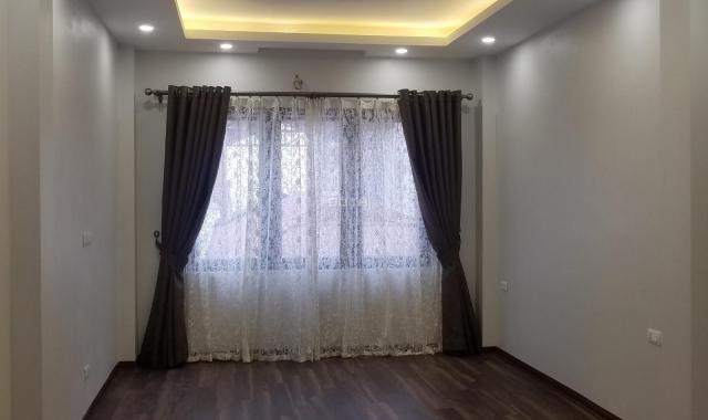 Bán nhà ngõ 133 Đốc Ngữ, nhà đẹp, gần phố, DT 40m2x5T, giá 4,75 tỷ. LH 0977495435