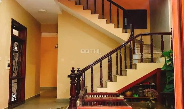 Bán gấp biệt thự 105m2 ngõ 81, Lạc Long Quân, chỉ hơn 9 tỷ chút chút