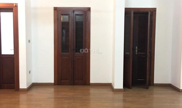 Bán biệt thự ngõ 109 Cầu Giấy, 16 tỷ, 136m2, có bảo vệ 24/24