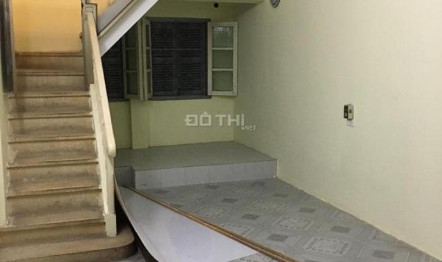 Cho thuê căn hộ tập thể tầng 4, khu D, Nguyễn Công Trứ 60m2, giá 6 tr/th. Lh: 0916617739