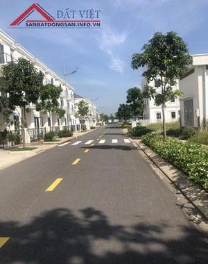 Cần bán gấp nhà phố liên kế khu đô thị Sim City quận 9, 6x14m, 2 mặt tiền, view công viên, hướng ĐB