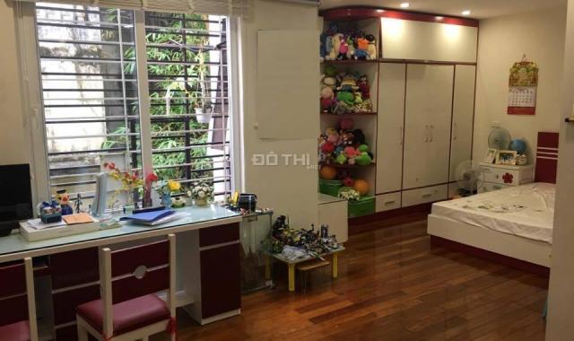 Bán nhà mặt ngõ 73 Nguyên Hồng 90m2, 4T kiểu biệt thự rất đẹp, giếng trời thông thoáng 18 tỷ có sân