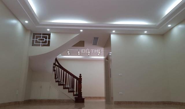 Nhỉnh 4 tỷ có nhà vị trí kinh doanh đẹp, ô tô đỗ cửa, 40m2, trung tâm Đống Đa