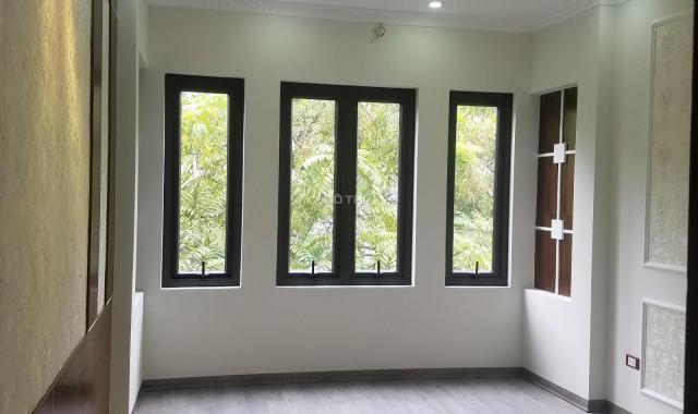 Chính chủ bán nhà ngõ 279 Đội Cấn, ô tô vào nhà, DT 45m2 x 5T, giá 5,7 tỷ