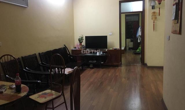 Bán căn hộ tập thể phố Nguyễn Văn Cừ ở ngay nhà đẹp, DT 100m2, 3 PN, giá 1.6 tỷ. LH 0916617739