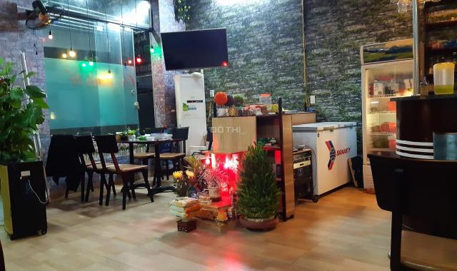 Sang nhượng quán cafe bóng đá karaoke DT 60 m2 ba mặt tiền 4 m + 4 m + 10 m vỉa hè rộng phố Lê Lai