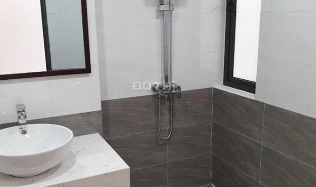 Bán nhà đẹp 2 mặt thoáng Thạch Bàn 31.8m2 x 5 tầng ngõ 2,3m, giá 1,98 tỷ (cách chợ Đồng Dinh 250m)