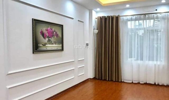 Hàng hiếm, bán gấp nhà 5T phố Nguyễn Lân giá rẻ bất ngờ, S = 35m2, ngõ rộng 4m, 50m ra ô tô tránh