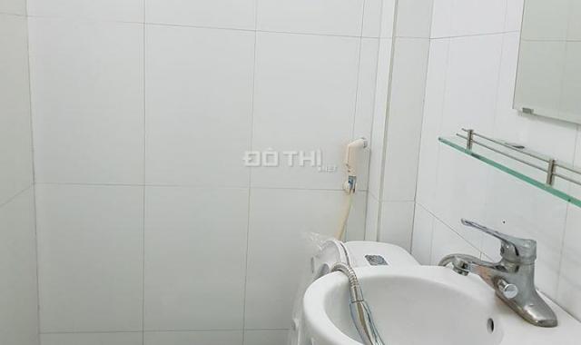 Bán nhà ngõ Trần Quý Cáp, 3 gác tránh, 2.4 tỷ, LH: 0977453515