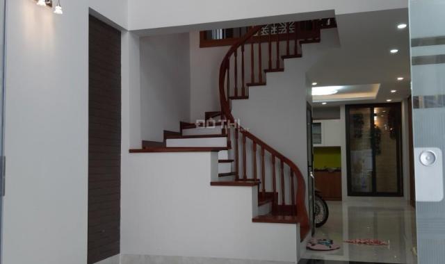 Bán nhà đường Lạc Long Quân, Tây Hồ 60m2 xây 6 tầng mới gần hồ Tây, giá 6.5 tỷ