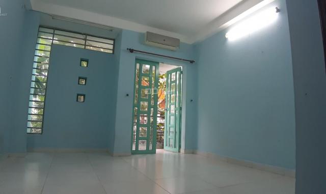 Cho thuê phòng gần ngã tư Quang Trung - Phạm Văn Chiêu, 25 m2, có máy lạnh, ban công, 3 tr/tháng