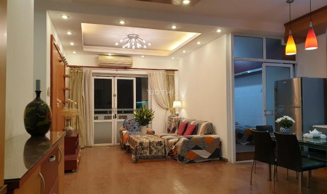 Bán căn hộ 3PN full đồ đẹp chung cư mặt phố Nguyễn Sơn, cách hồ Hoàn Kiếm 3,5km
