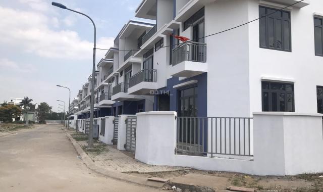 Nhà phố xây sẵn 1 trệt 2 lầu 1 áp mái ngay mặt tiền Lã Xuân Oai và Nguyễn Duy Trinh, Q9