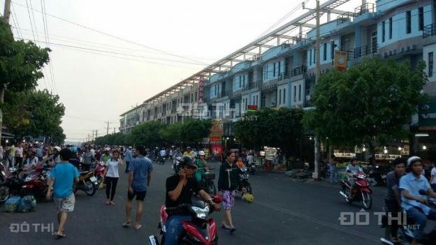 Mở rộng cửa hàng mỹ phẩm trên Sài Gòn cần bán gấp miếng đất 300m2, giá 600 tr/nền, SHR