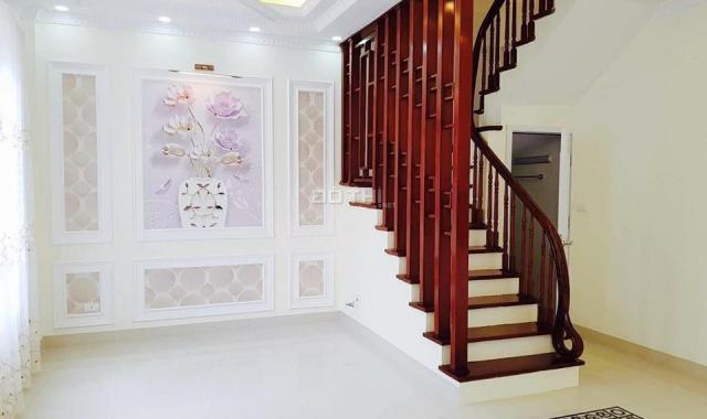 Bán nhà mới xây 5 tầng gần ngõ 206 Cổ Linh, phường Long Biên. Hướng Đông Nam