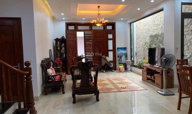 Cho thuê nhà ở Văn Cao, DT: 110m2x4,5T, MT: 8m full nội thất, giá thuê: 30tr/th. LH: 0903215466