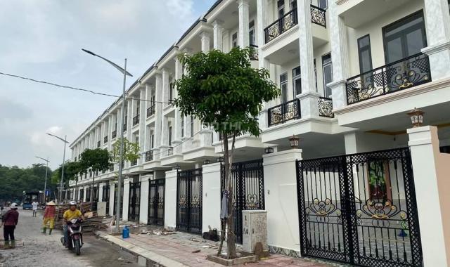 Bán nhà phố 1 trệt, 2 lầu, giá 3.6 tỷ, DT đất 68m2, 154m2 xây dựng, P. Đông Hòa, Dĩ An 0967087089