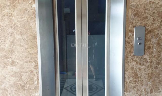 Cho thuê MT đường Cách Mạng Tháng Tám, tiện KD, có thang máy