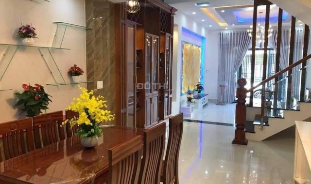 Bán nhà đẹp 3 tầng gần Hoàng Thị Loan, 3PN, 4WC, tặng nội thất giá tốt