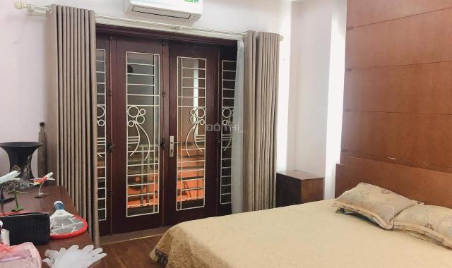 7,8 tỷ có nhà mặt phố ở Trần Quốc Hoàn trên sổ đỏ vỉa hè 8m, DT: 40m2, LH: 0979532084)