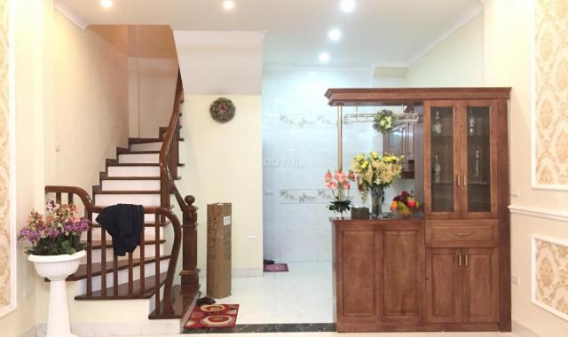 Bán nhà Lạc Long Quân, Tây Hồ DT 35m2 x 5 T mới đẹp ô tô gần nhà 3,8 tỷ. LH 0373686773