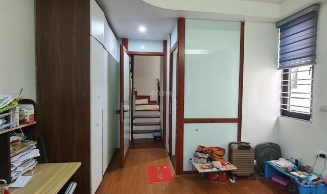 Bán nhà phố Việt Hưng, lô góc, 5 tầng 31m2, 20m ra đường ô tô tránh. Giá 2.9 tỷ