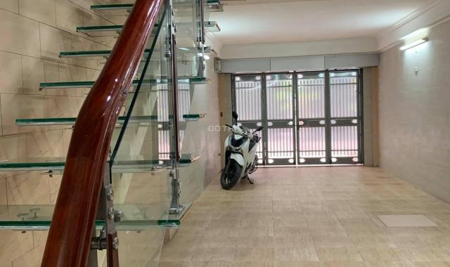Cần bán nhà Hoàng Quốc Việt - Cầu Giấy - phân lô ô tô tránh - thang máy 65m2x5 tầng giá 10 tỷ