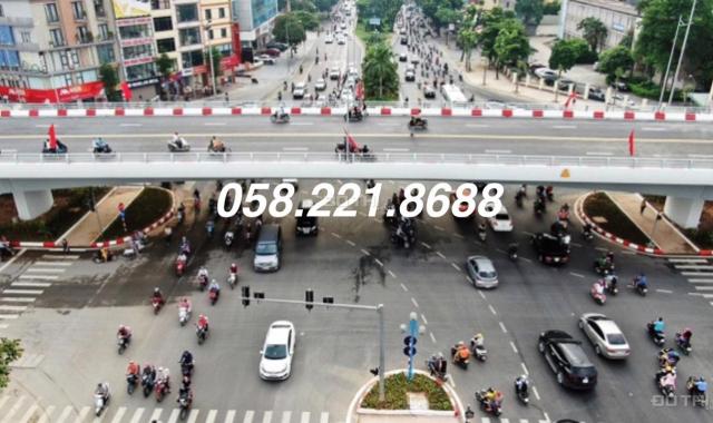 Bán gấp nhà mặt phố Hoàng Quốc Việt 96m2, 6 tầng, MT 5,2m giá hơn 30 tỷ