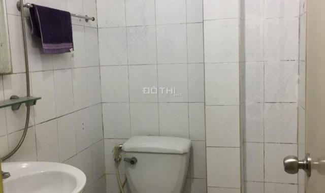 Cho thuê nhà tập thể ngõ 92 phố Cửa Bắc, 50m2 - 2PN, giá chỉ 4tr/th