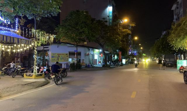 Bán nhà, 2 mặt phố, vỉa hè kinh doanh, ô tô đỗ cửa, Phú Diễn, 40m2, giá hơn 4 tỷ